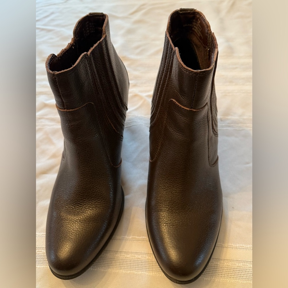b.o.c. Dark Brown leather Heeled Boots size 8.5